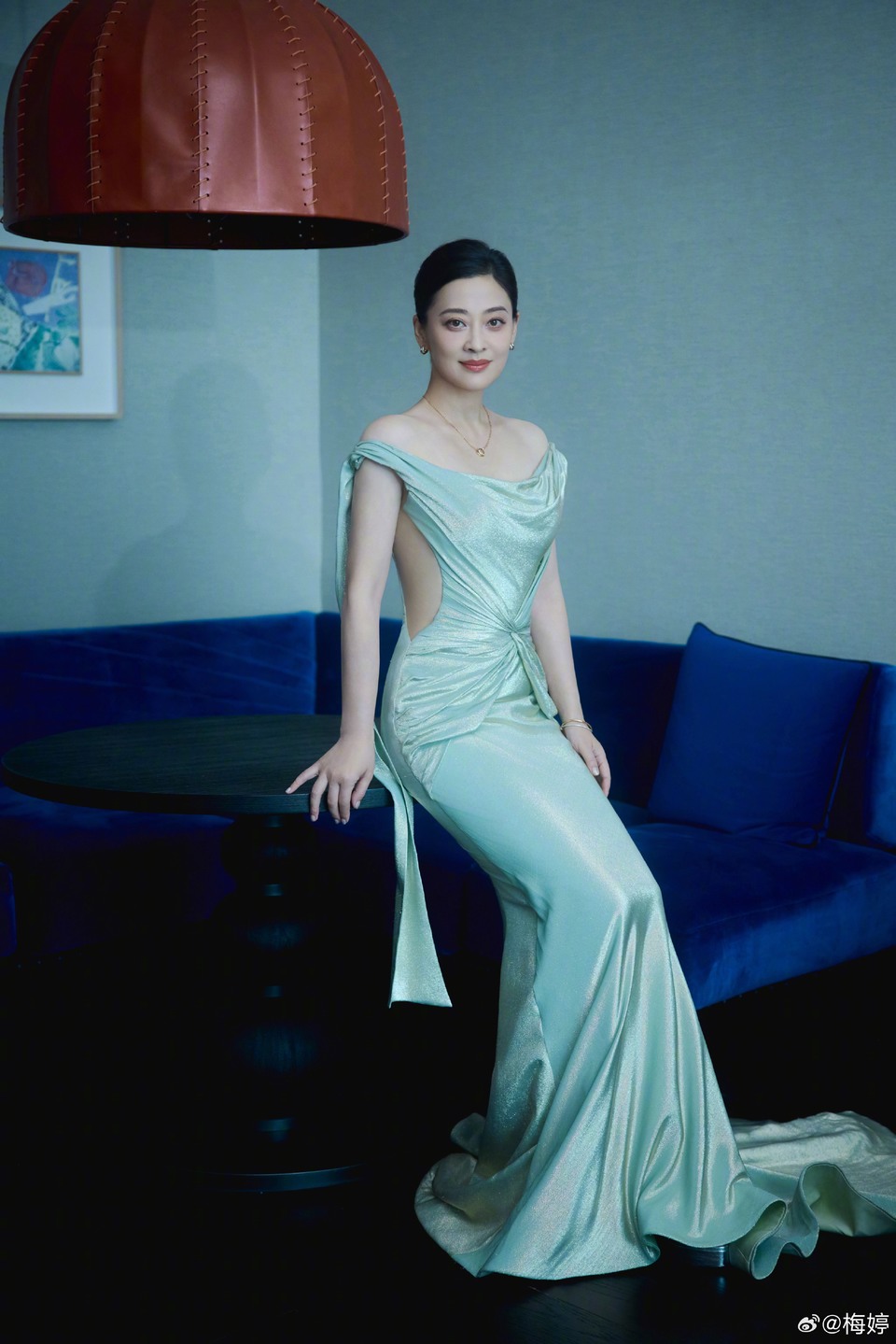 梅婷缤纷香韵缥缈动人 举手投足间释放温婉魅力
