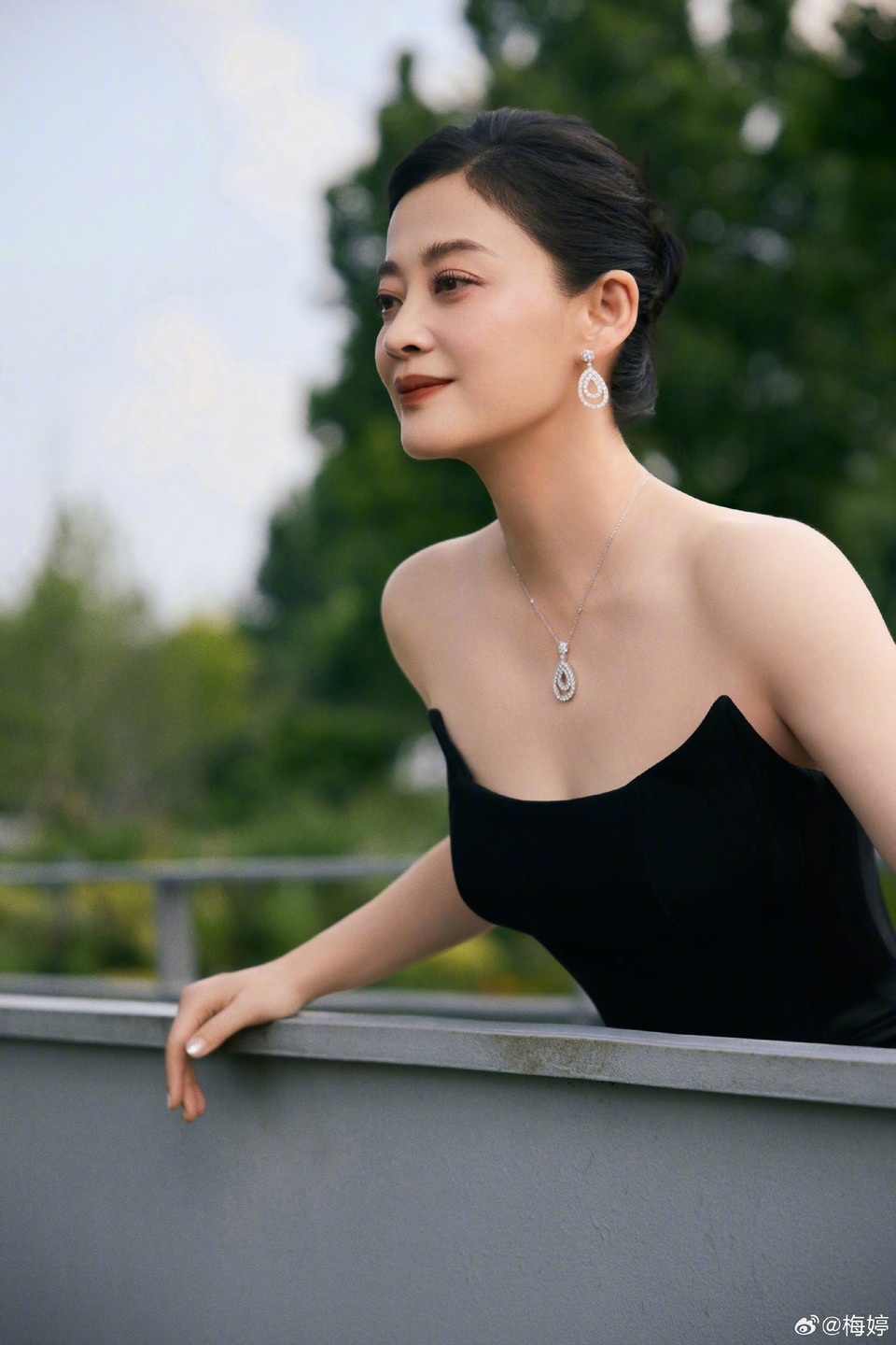 梅婷徜徉繁华都市街头 惬意邂逅盎然开阔之境  第5张