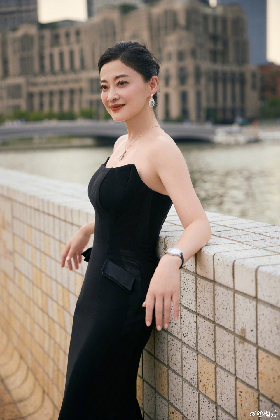 梅婷徜徉繁华都市街头 惬意邂逅盎然开阔之境
