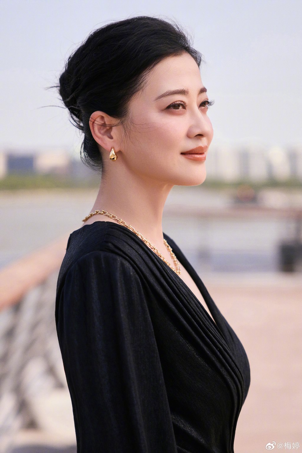 梅婷于繁华都市中邂逅 享受此刻的城野风光  第6张