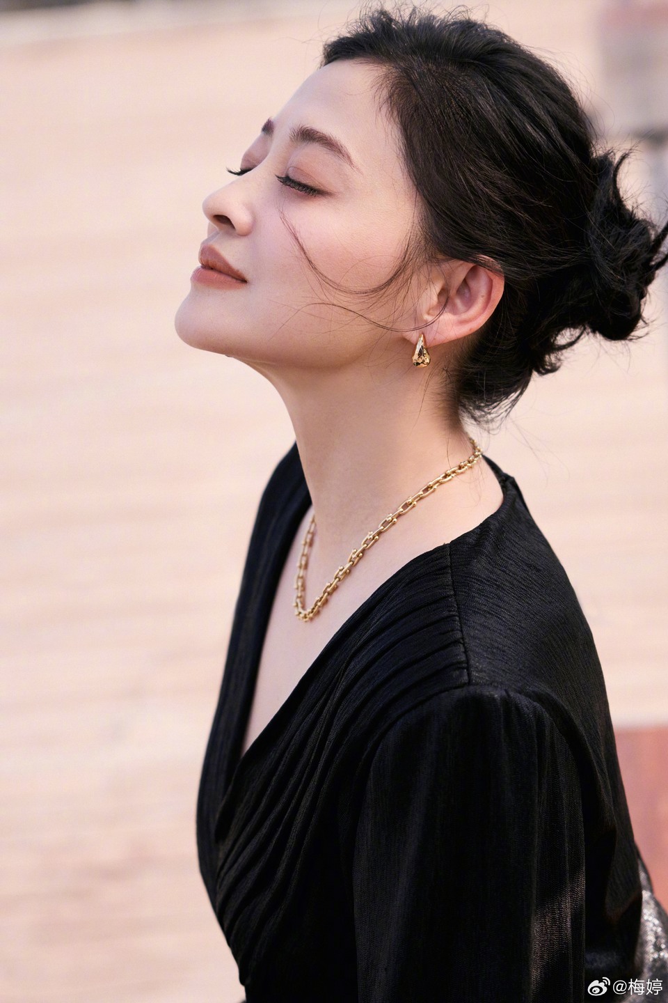 梅婷于繁华都市中邂逅 享受此刻的城野风光  第7张