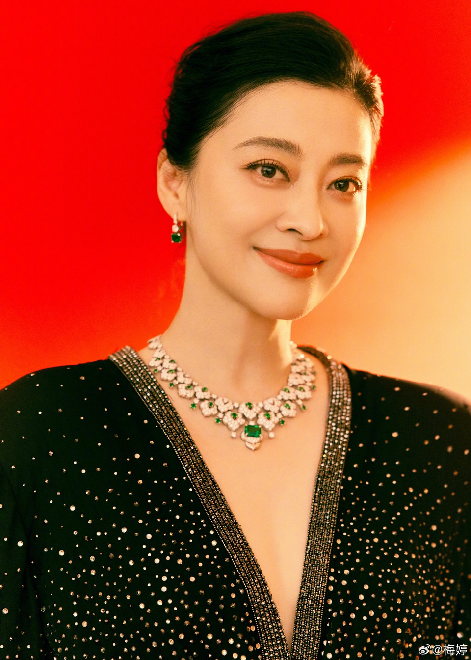 梅婷身着黑色柔软缎面跃动流光 展露曼妙逸影  第8张