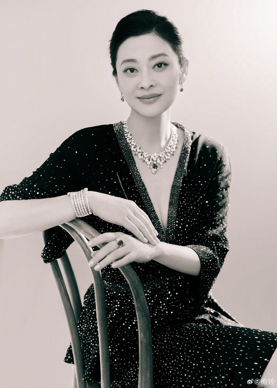 梅婷身着黑色柔软缎面跃动流光 展露曼妙逸影  第9张