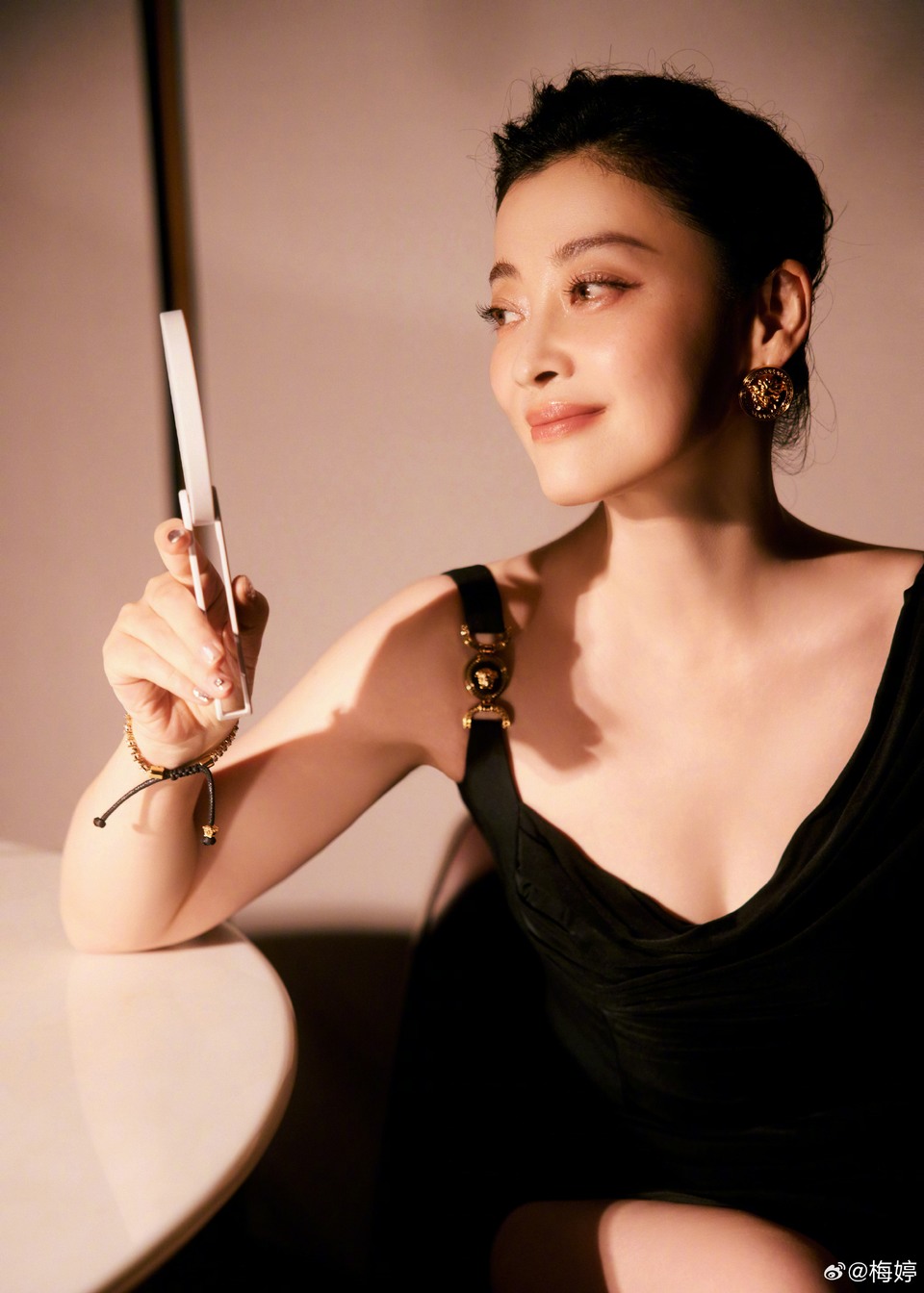 梅婷暗光微闪映照秀丽面容 灵动身影静谧而迷人  第6张