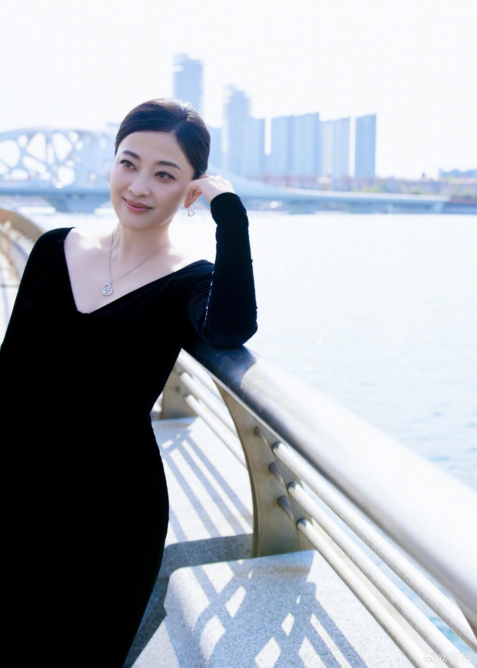 梅婷以自信步履穿行都市 享受简约随性的快乐  第2张