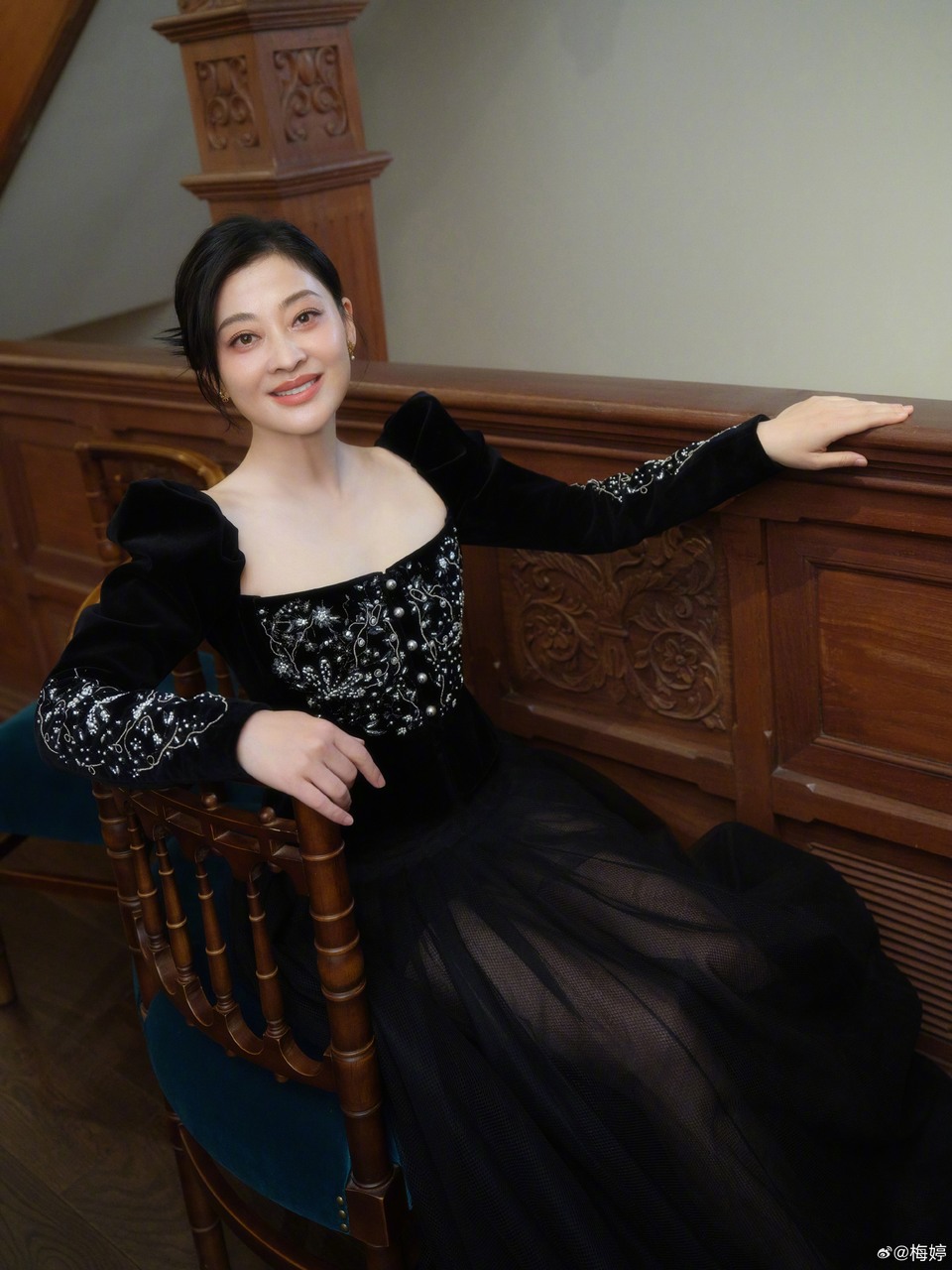 梅婷黑色蓬松纱裙亮相 流光倾落间难掩东方风韵