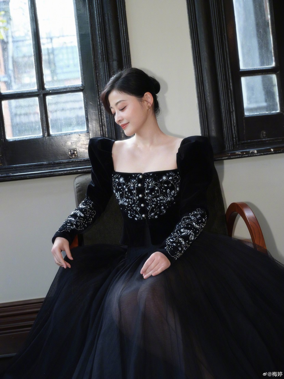 梅婷黑色蓬松纱裙亮相 流光倾落间难掩东方风韵  第9张
