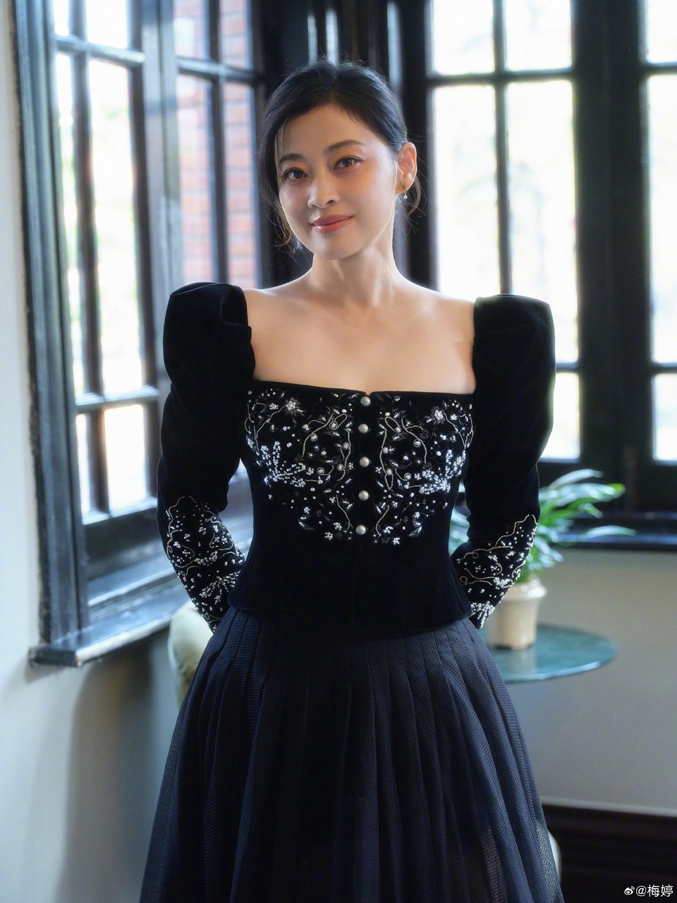 梅婷黑色蓬松纱裙亮相 流光倾落间难掩东方风韵  第7张