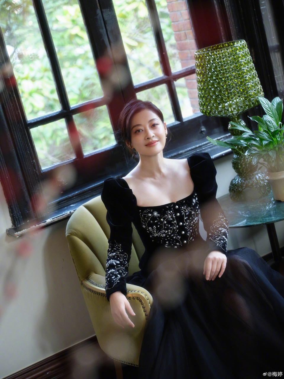 梅婷黑色蓬松纱裙亮相 流光倾落间难掩东方风韵  第11张