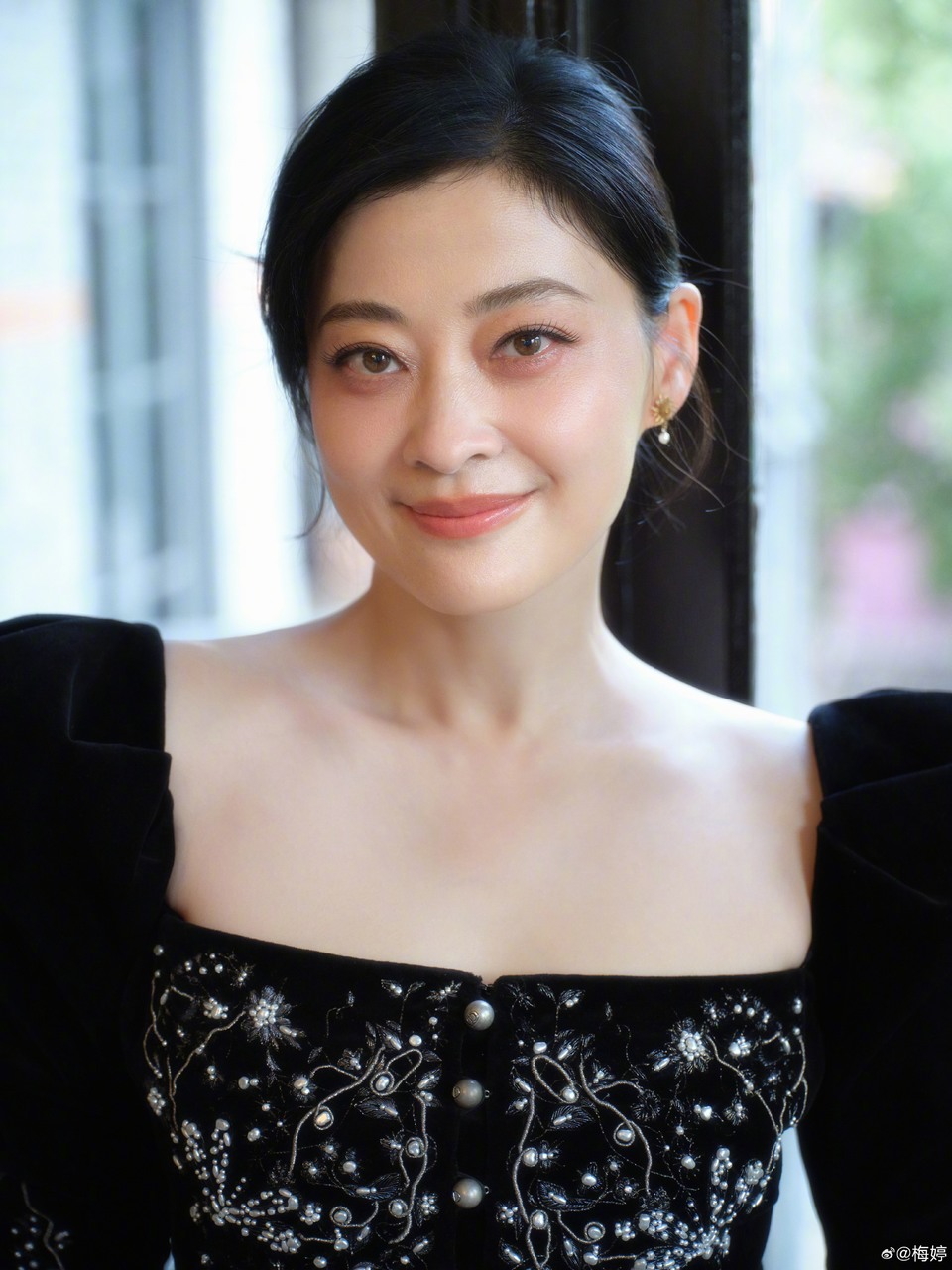 梅婷黑色蓬松纱裙亮相 流光倾落间难掩东方风韵