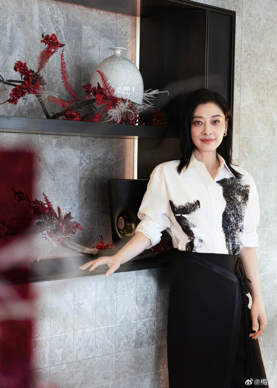 梅婷舒适穿搭流淌休闲之姿 无拘姿态展露自信风采  第4张