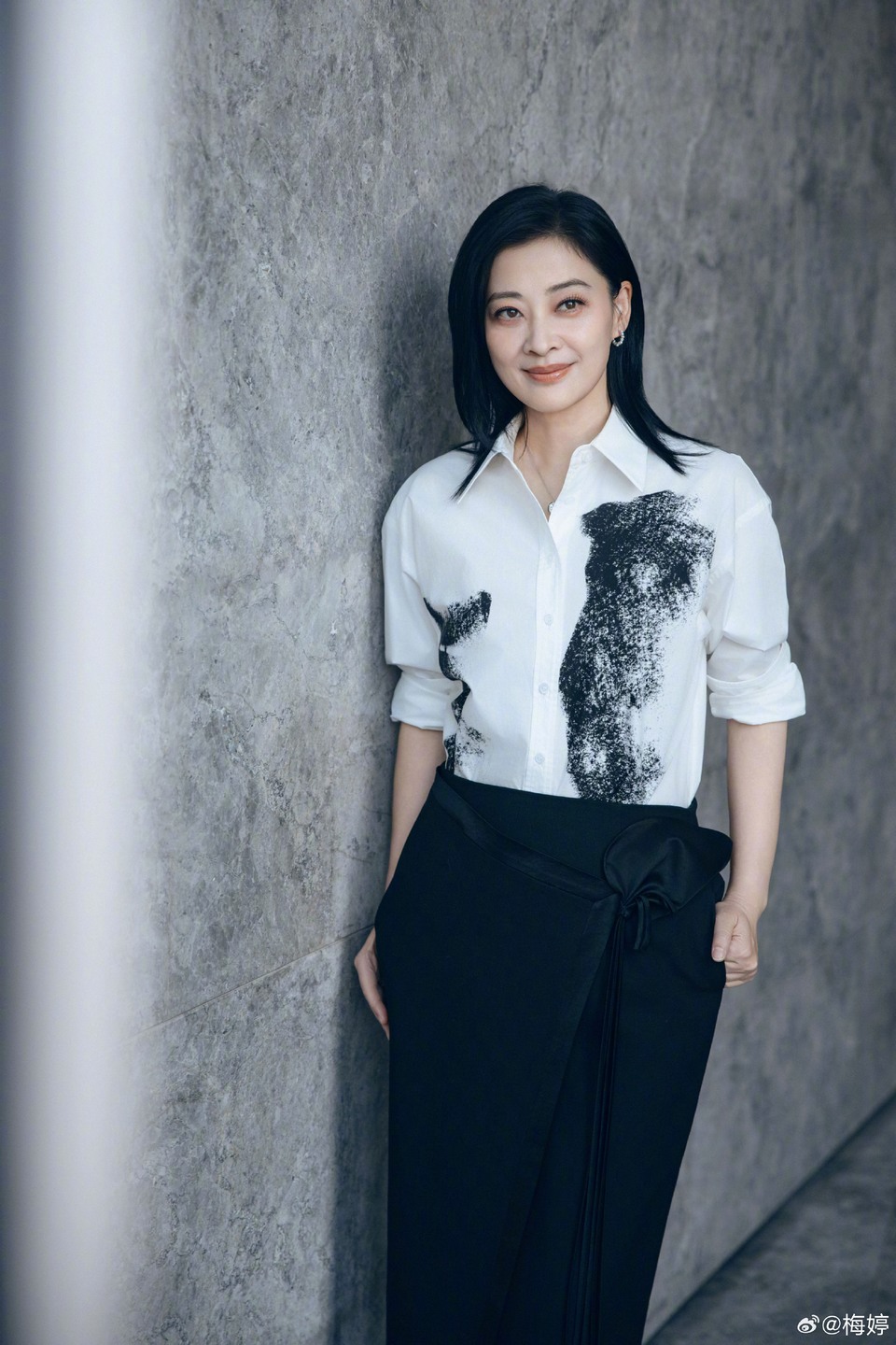梅婷舒适穿搭流淌休闲之姿 无拘姿态展露自信风采  第3张