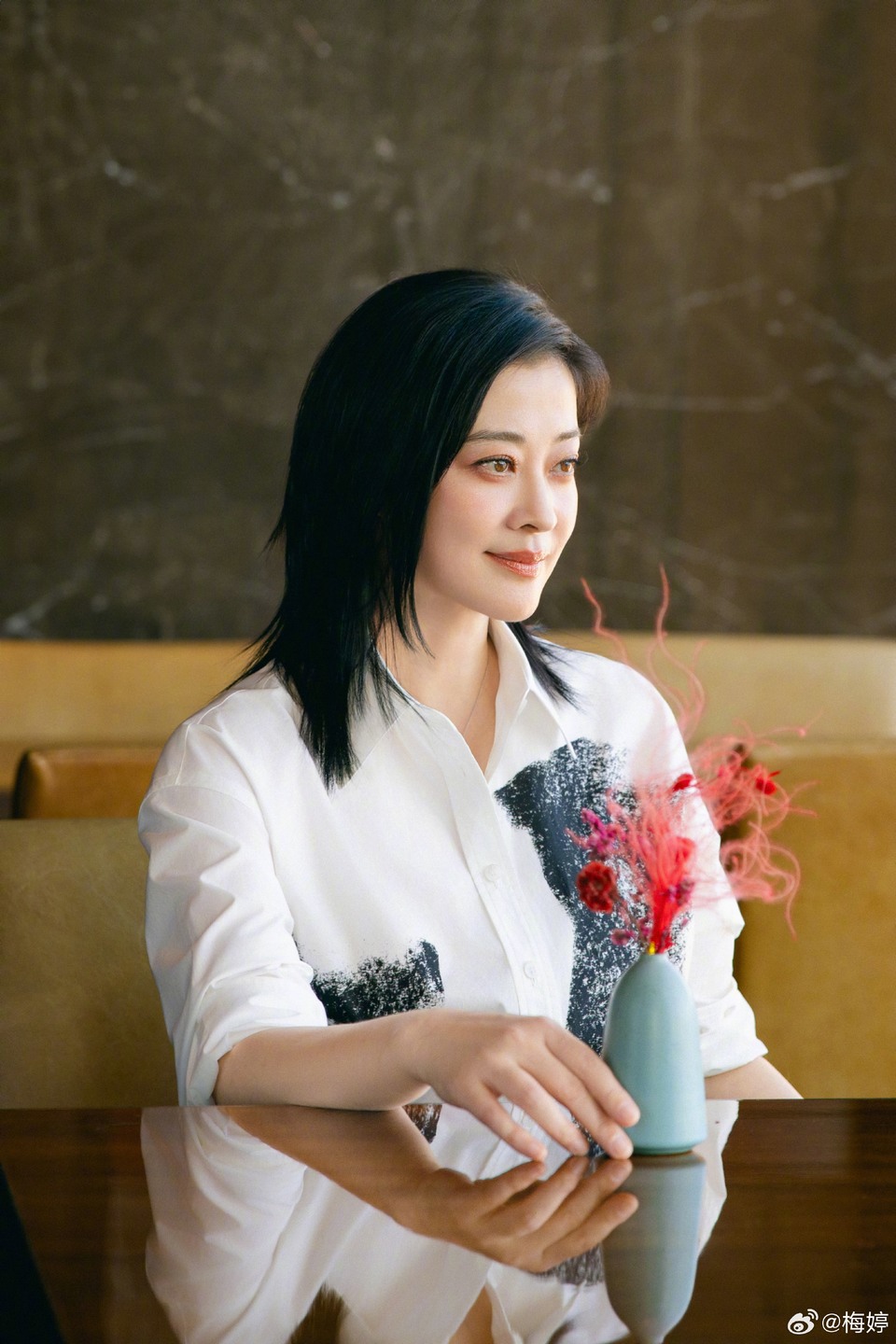 梅婷舒适穿搭流淌休闲之姿 无拘姿态展露自信风采  第8张