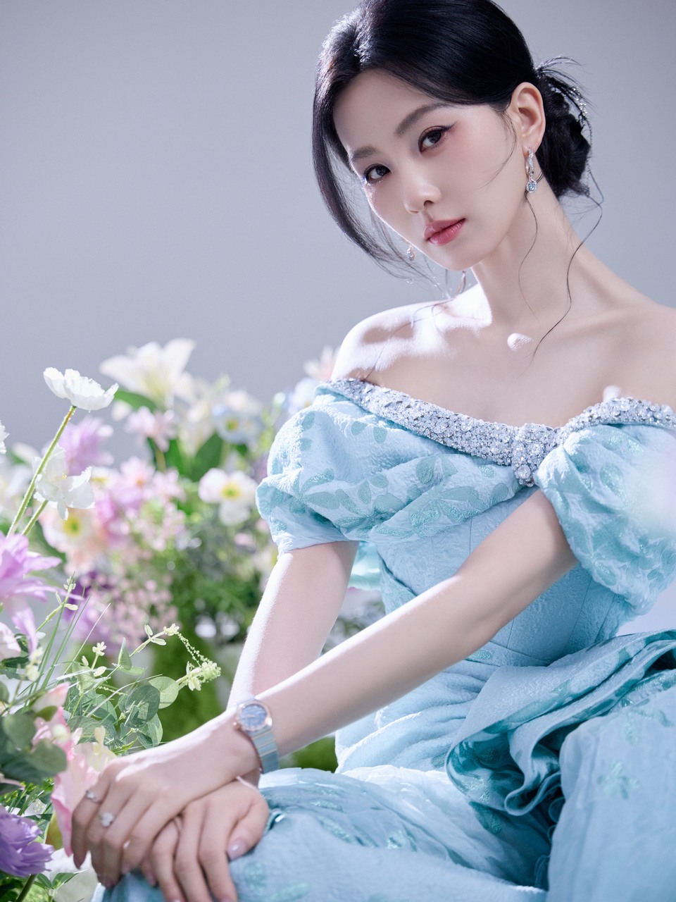 刘诗诗花丛簇拥间静坐成画 织造一场温柔绮梦  第3张