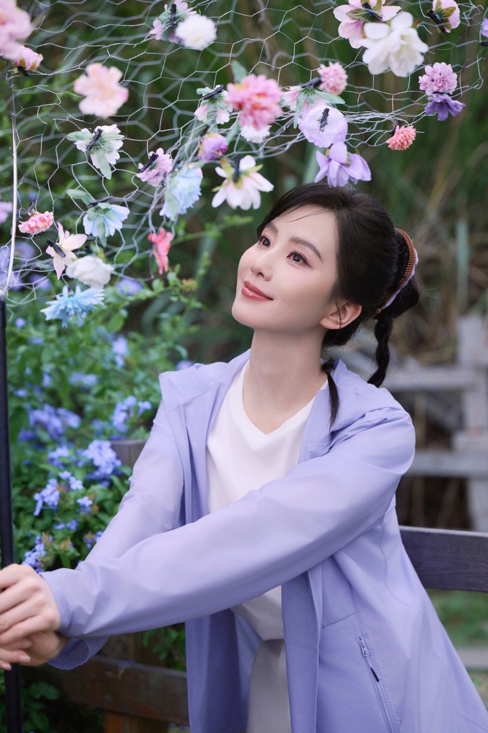 刘诗诗紫色身影跃动在蓬勃绿意之间 沐光而行  第8张