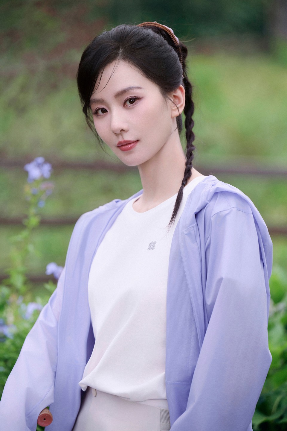 刘诗诗紫色身影跃动在蓬勃绿意之间 沐光而行  第9张