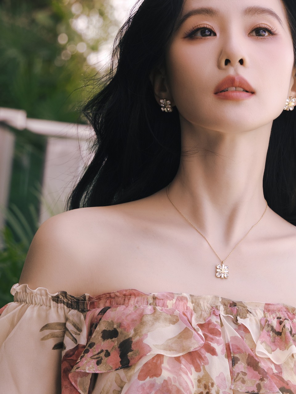 刘诗诗迎着和煦的午日阳光 伴随慵懒又温柔的度假碎花  第9张