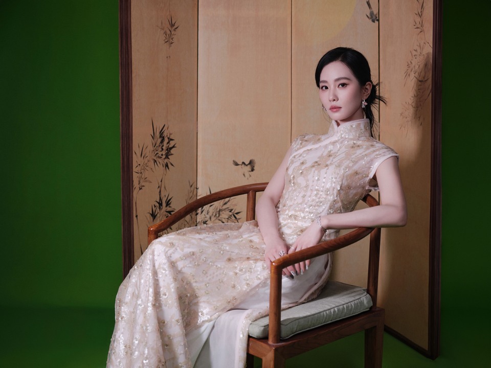 刘诗诗旗袍勾勒曼妙身姿 美目流转仿若画中佳人  第3张
