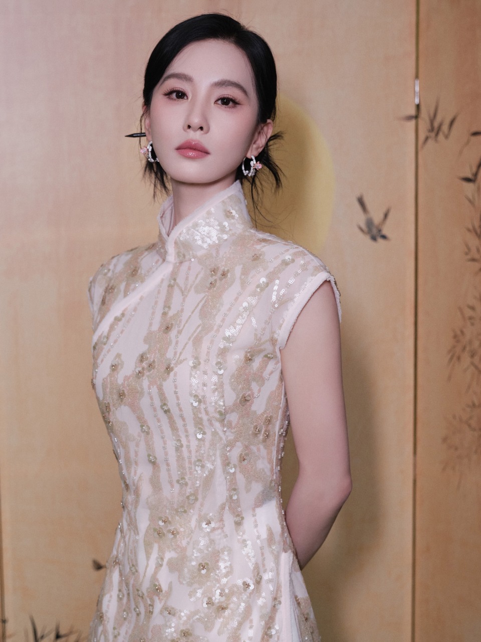 刘诗诗旗袍勾勒曼妙身姿 美目流转仿若画中佳人  第4张