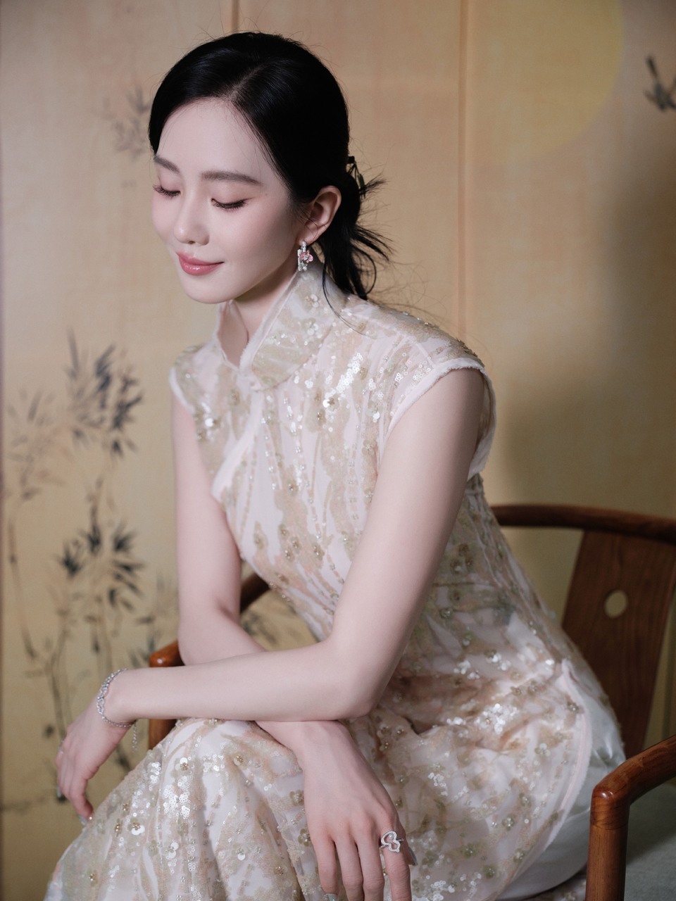 刘诗诗旗袍勾勒曼妙身姿 美目流转仿若画中佳人  第2张