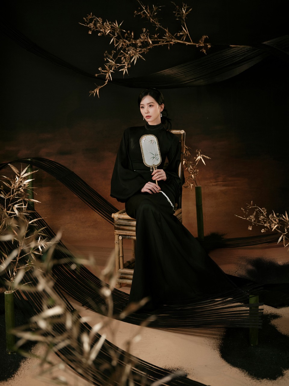 刘诗诗墨色衣袂染竹影清韵 婉约锋芒展东方美学  第2张