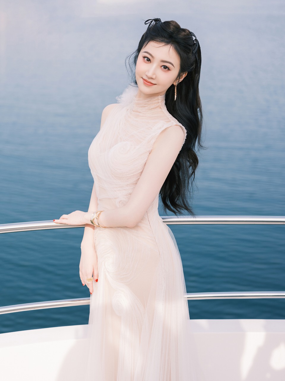 景甜薄纱旋舞生韵如汐灵动 白裳摇曳浪尖清辉  第4张