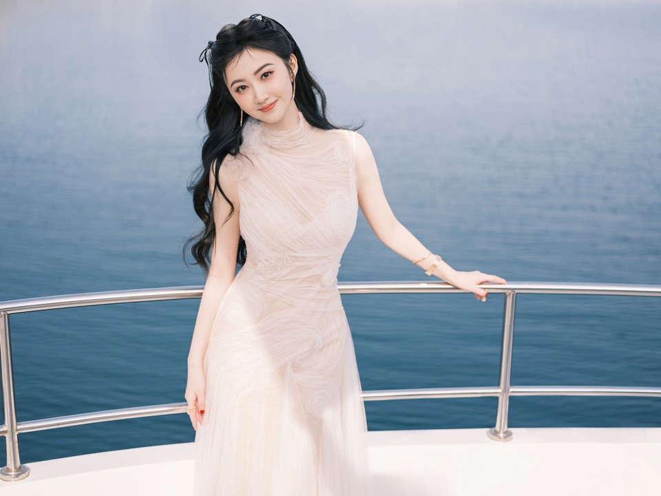 景甜薄纱旋舞生韵如汐灵动 白裳摇曳浪尖清辉  第5张