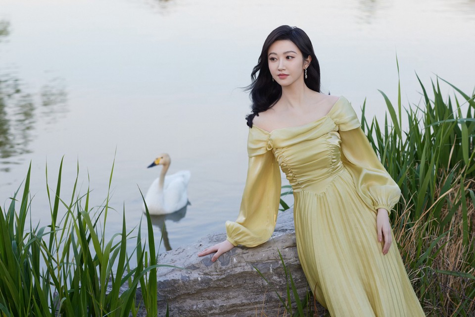 景甜立于花与叶的秘境 寻觅绿野仙踪的梦境  第11张
