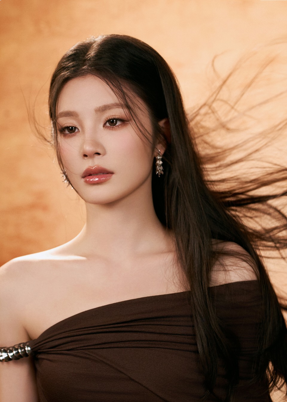 姚晓棠黑色枝桠破晓而出 光影婆娑共度静谧时光  第7张