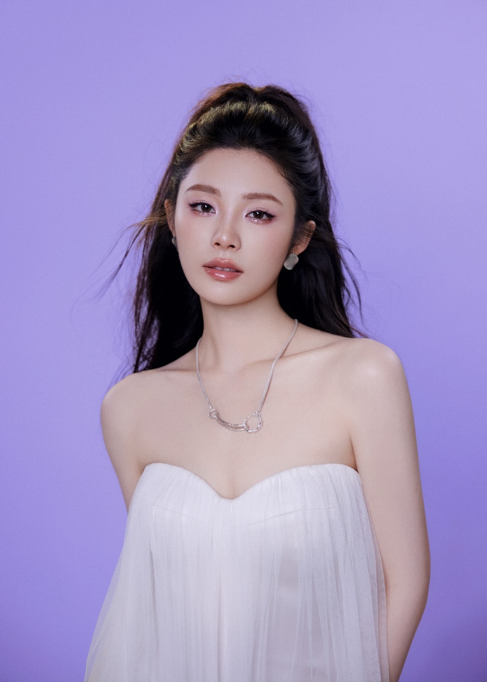 姚晓棠洁白之下朦胧灵动 记录此刻纯白至真  第4张