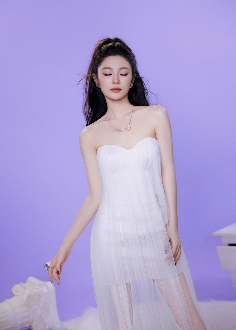 姚晓棠洁白之下朦胧灵动 记录此刻纯白至真  第3张