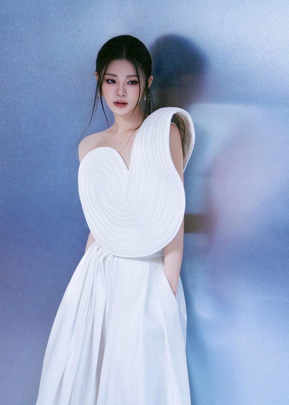 姚晓棠皎如白月佳人伫立 擦亮梦境穿梭其间