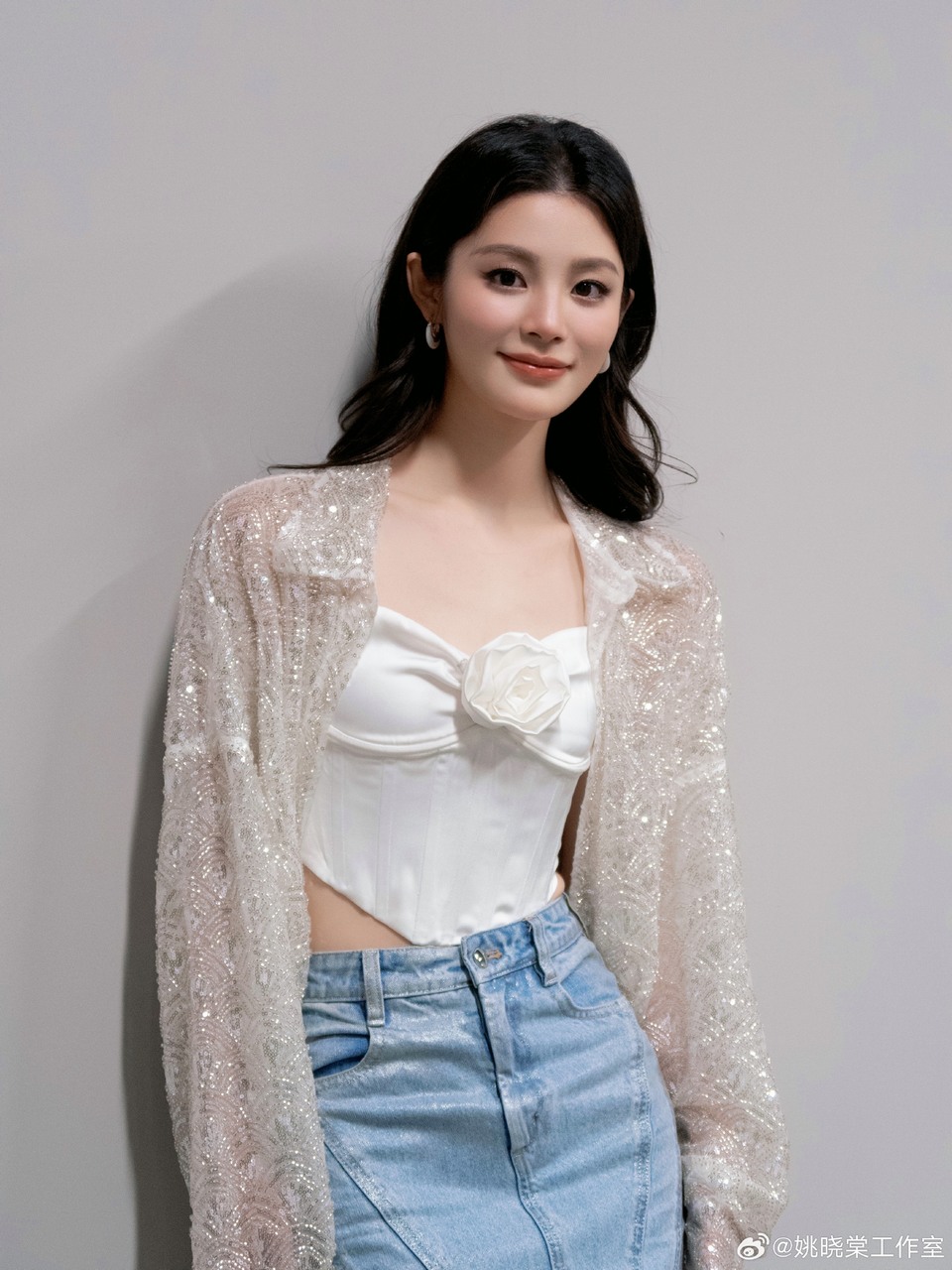 姚晓棠彰显青春活力之姿 怡然自得穿梭其中  第5张