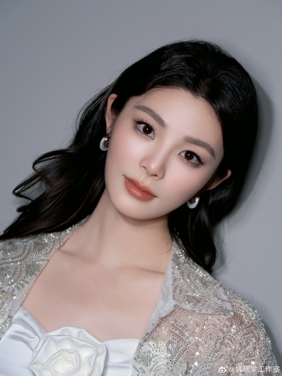 姚晓棠彰显青春活力之姿 怡然自得穿梭其中  第6张