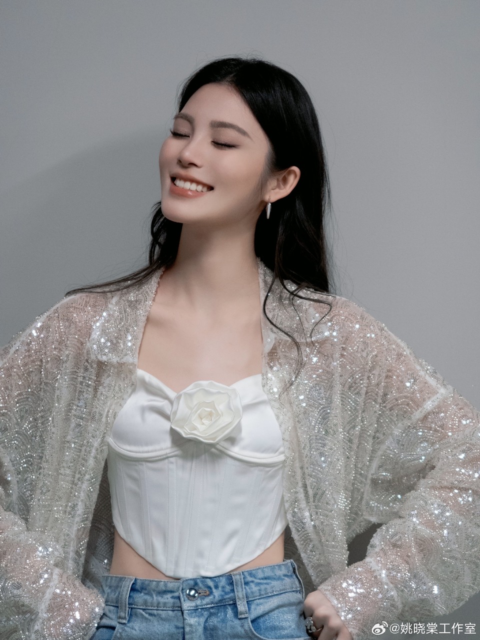 姚晓棠彰显青春活力之姿 怡然自得穿梭其中  第2张