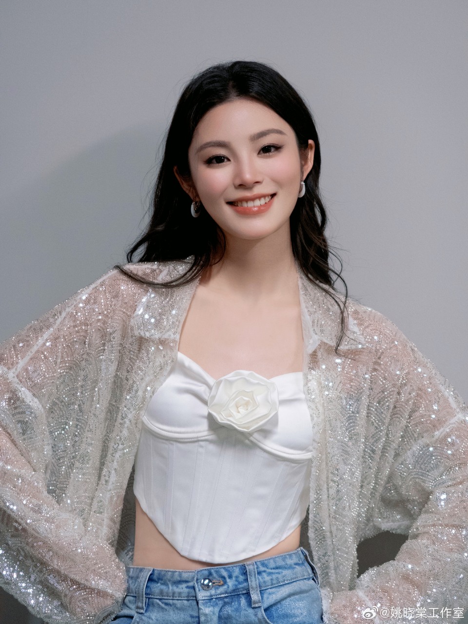 姚晓棠彰显青春活力之姿 怡然自得穿梭其中  第3张