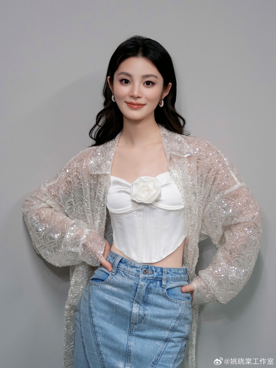 姚晓棠彰显青春活力之姿 怡然自得穿梭其中  第4张
