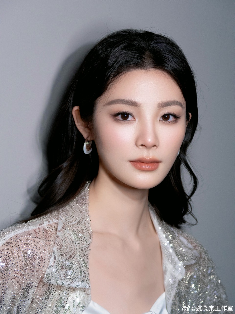 姚晓棠彰显青春活力之姿 怡然自得穿梭其中  第7张