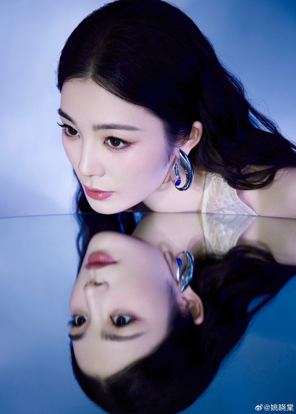 姚晓棠伊人静伫自成格调 以真实之姿展露女性之美  第2张