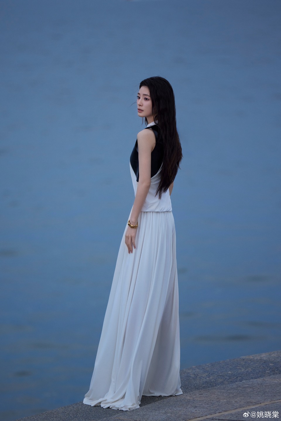 姚晓棠一袭白裙置身海边 撞进夏日的海风  第4张
