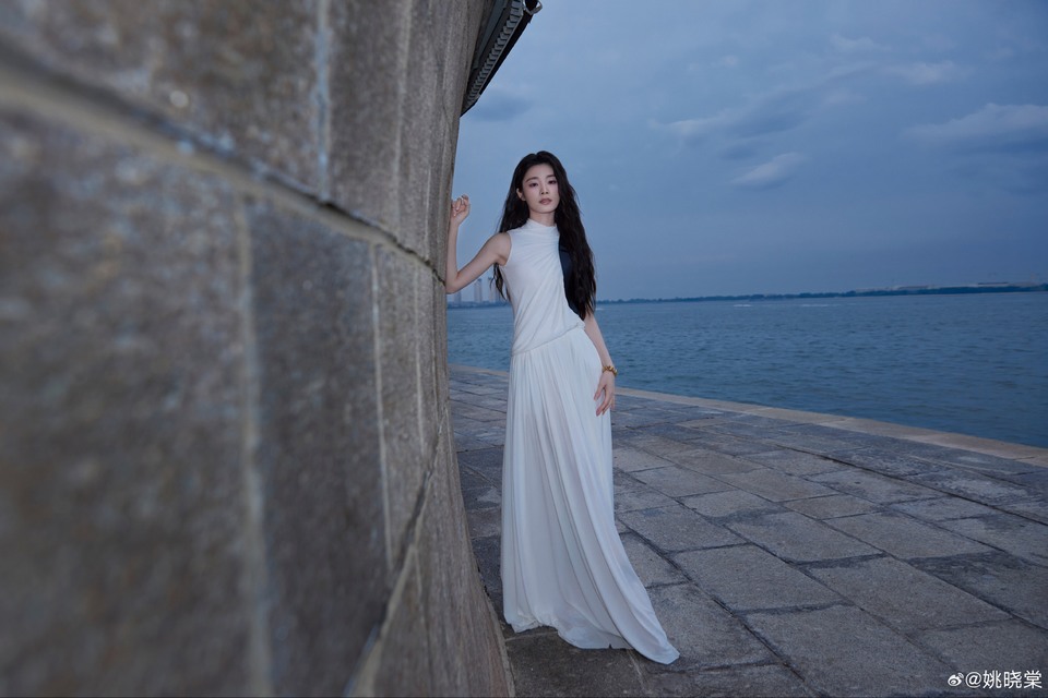 姚晓棠一袭白裙置身海边 撞进夏日的海风  第5张