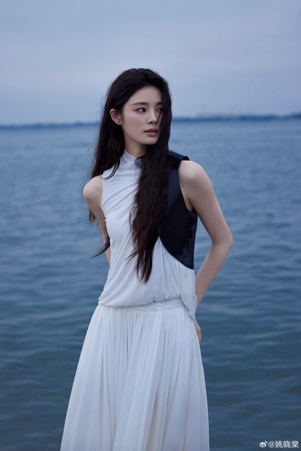 姚晓棠一袭白裙置身海边 撞进夏日的海风  第3张