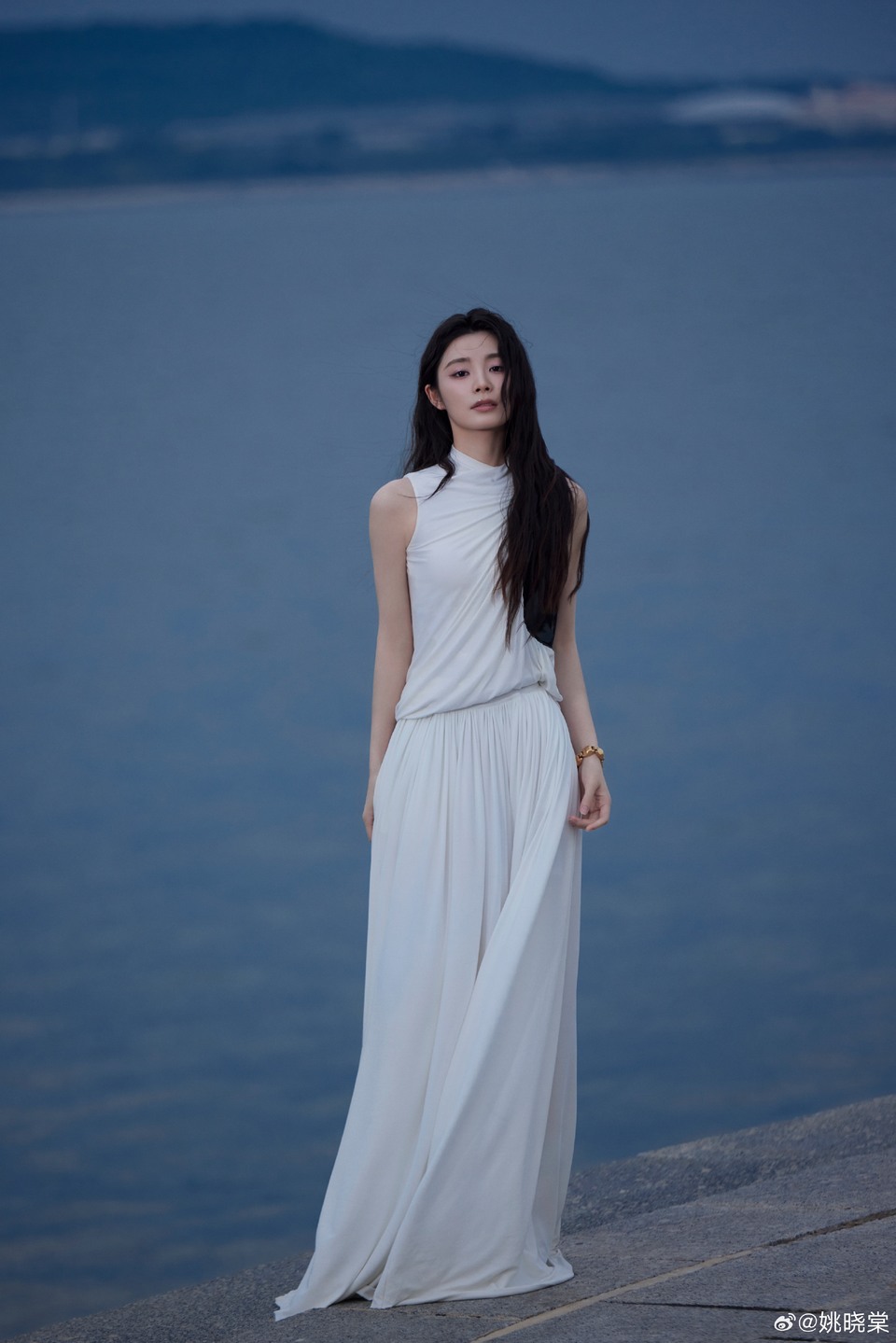 姚晓棠一袭白裙置身海边 撞进夏日的海风