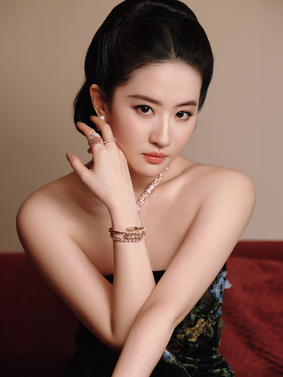 刘亦菲眸光流转邂逅纯粹 雍容典雅尽显东方之美