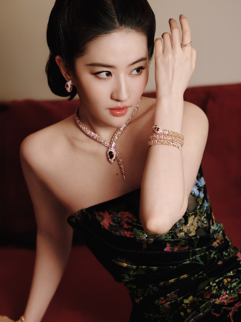 刘亦菲眸光流转邂逅纯粹 雍容典雅尽显东方之美