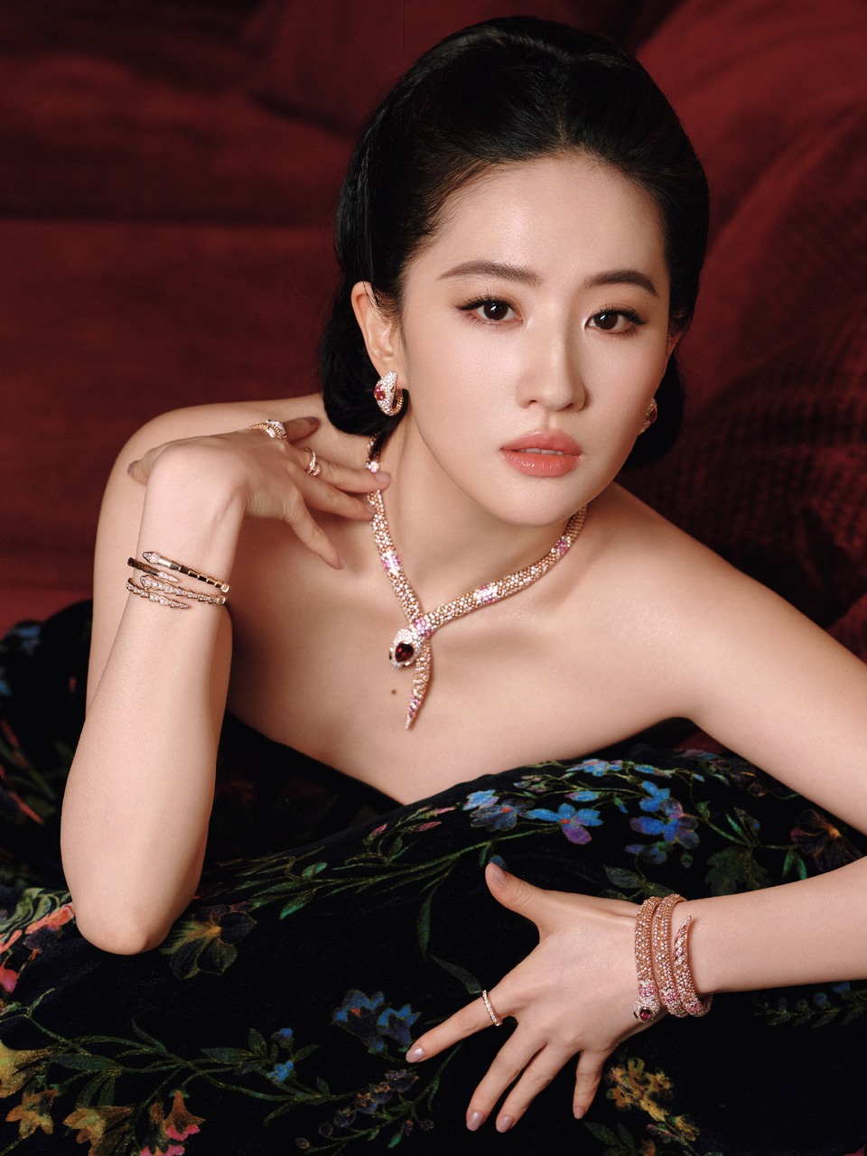 刘亦菲眸光流转邂逅纯粹 雍容典雅尽显东方之美