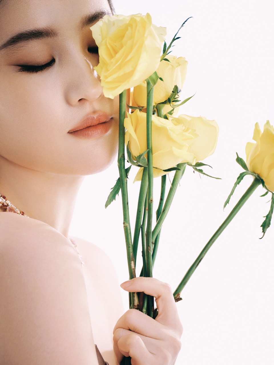 刘亦菲有花作伴自悠自在 共赴一场时尚之约