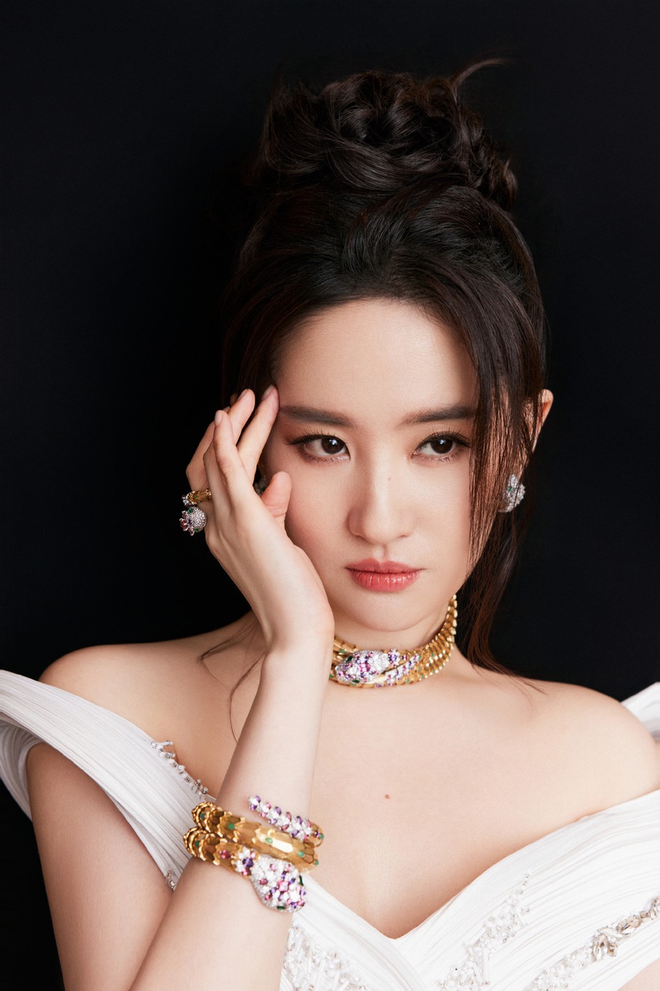 刘亦菲彰显柔美丰盈质感 同步释出自信魅力  第10张