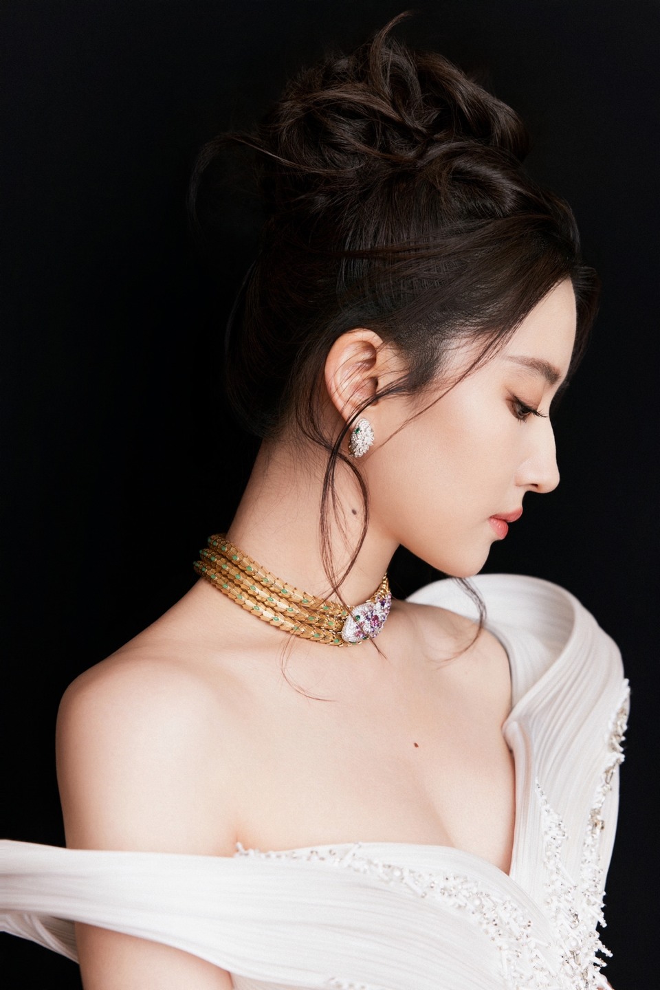 刘亦菲彰显柔美丰盈质感 同步释出自信魅力  第7张