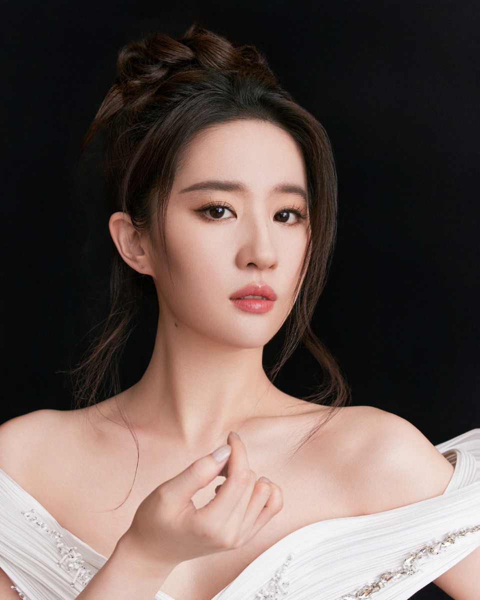 刘亦菲彰显柔美丰盈质感 同步释出自信魅力